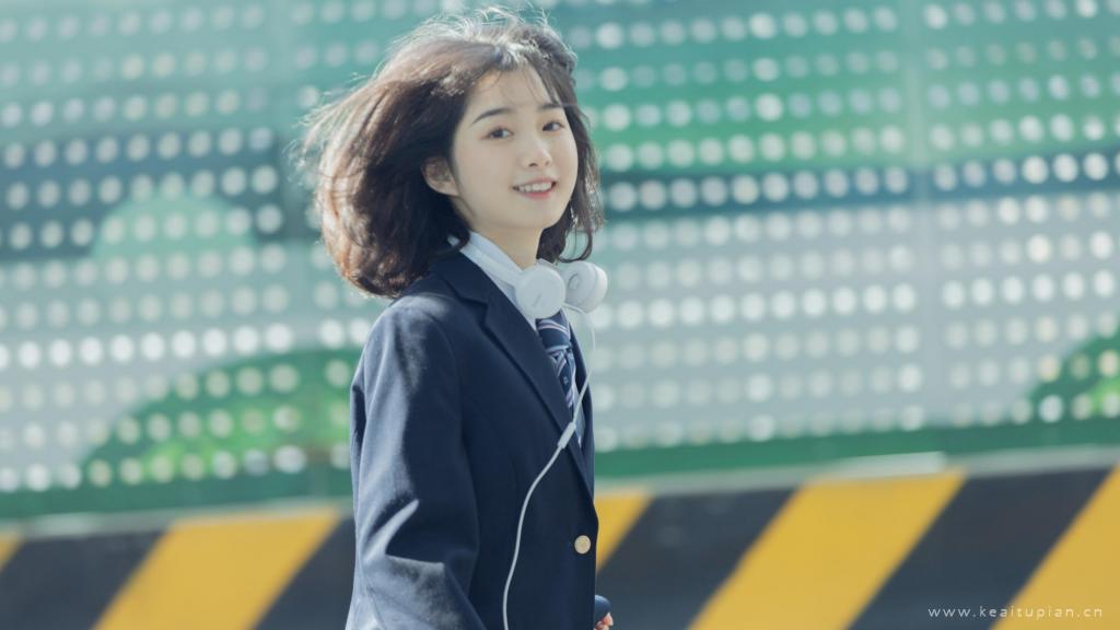 笑容甜美的短发美女学生高清桌面壁纸图片