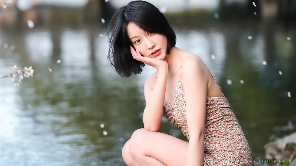 爽朗大气的短发美女性感吊带湖边写真图片