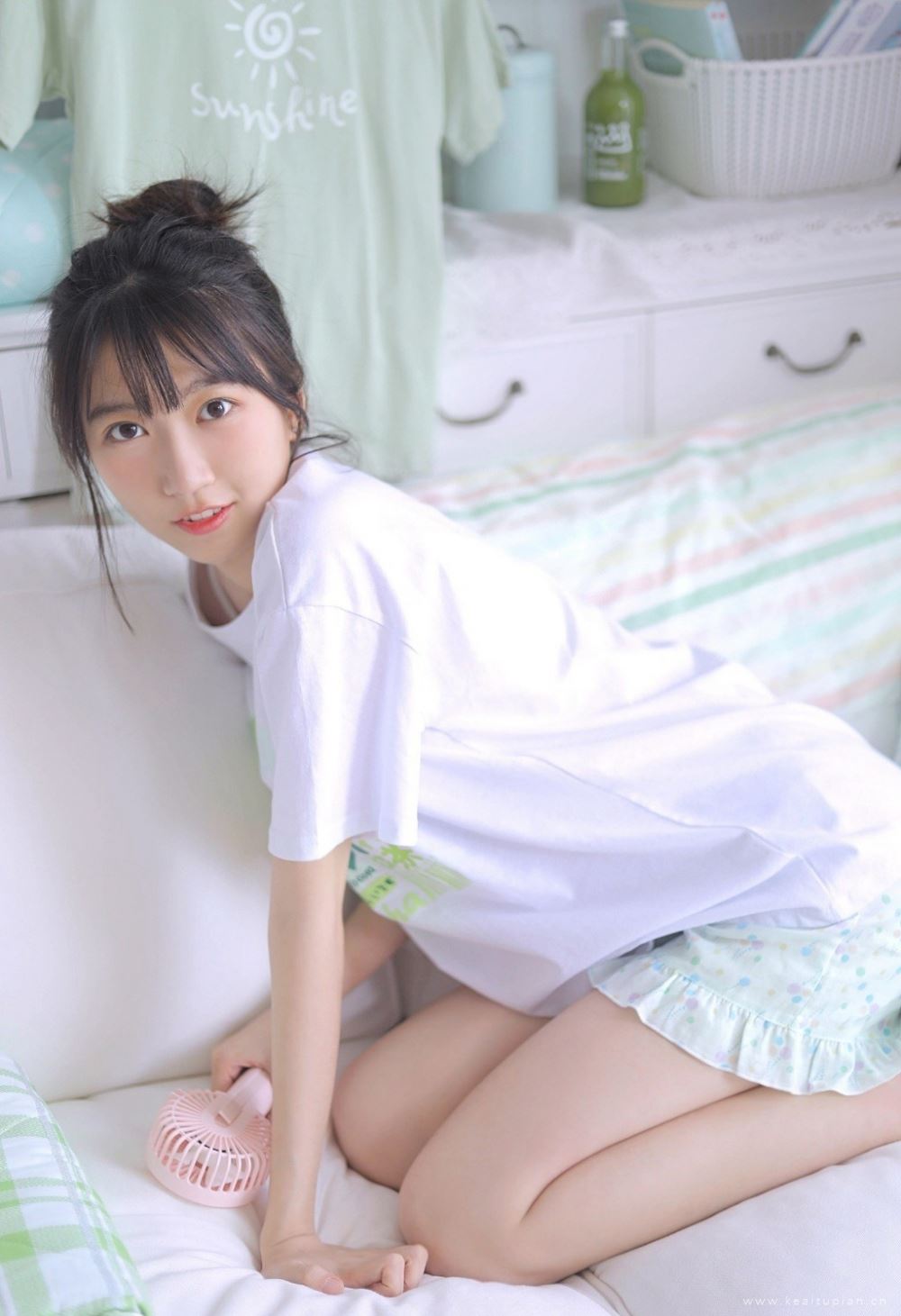 娇小俏皮的可爱美女唯美私房壁纸写真
