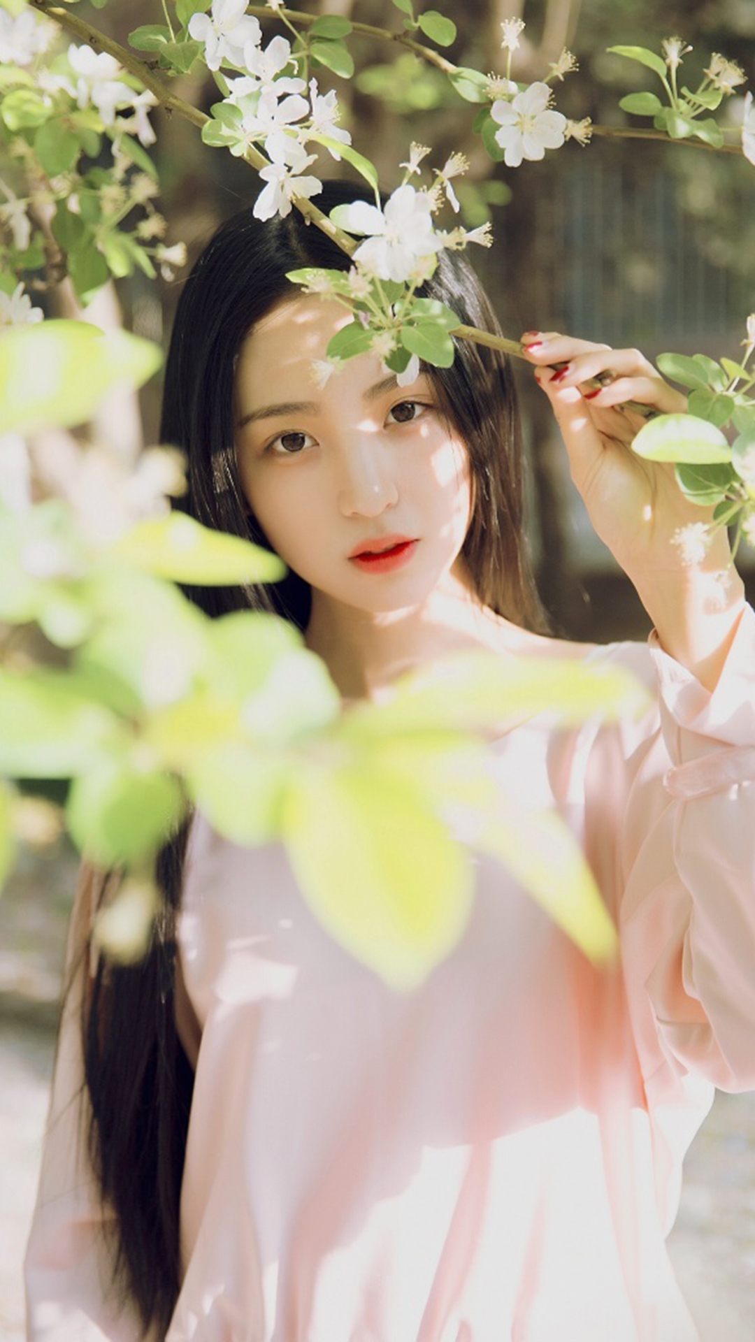 树下的清纯少女户外唯美街拍高清写真图片