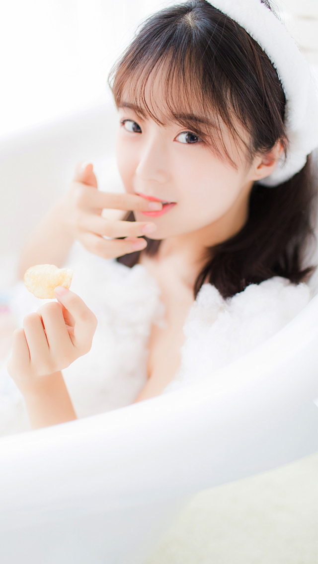 清纯美女浴室俏皮冲凉高清图片