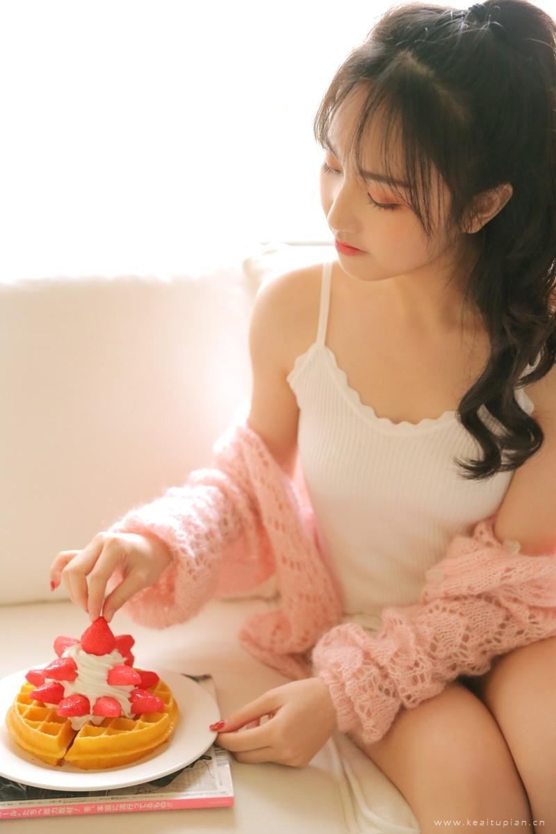 知性温婉甜美女生优雅吊带香肩高清写真图片