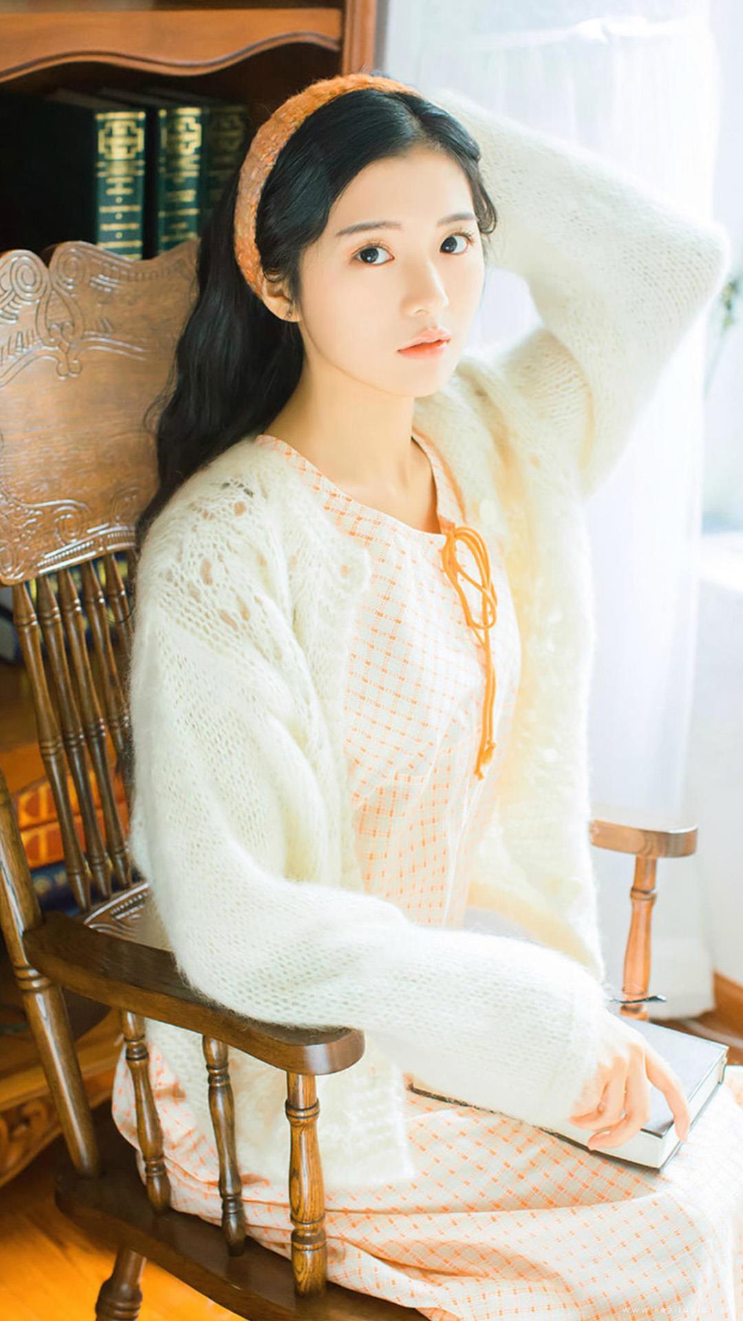 气质长发美女居家私房写真图片