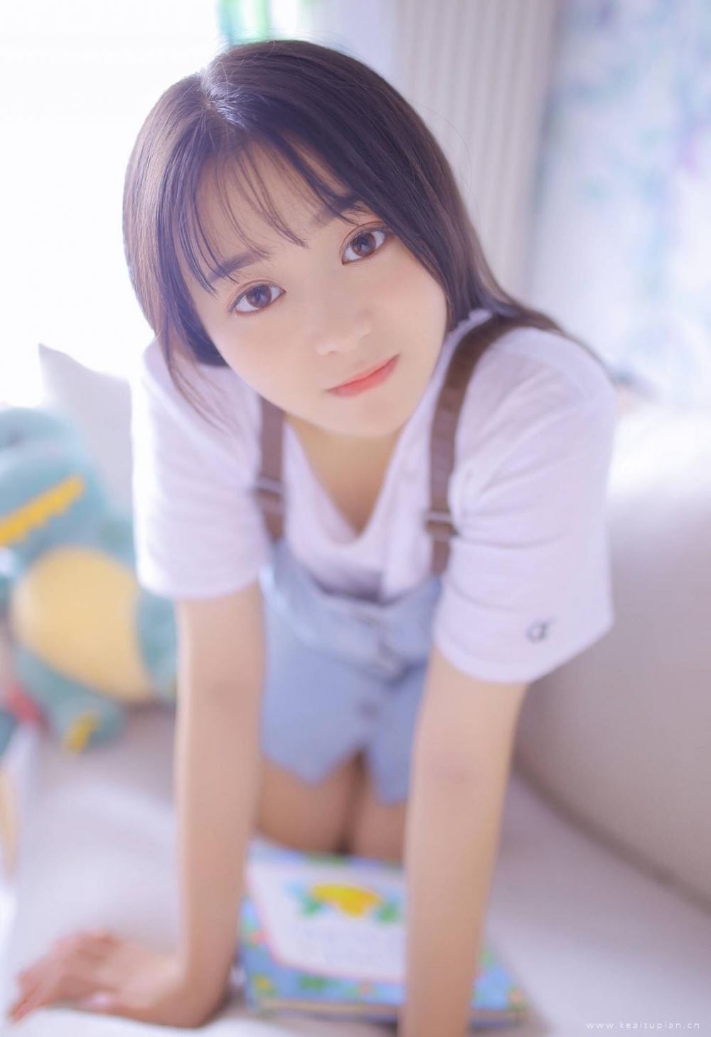 精选夏日短发美女清新脱俗可爱高清写真图片