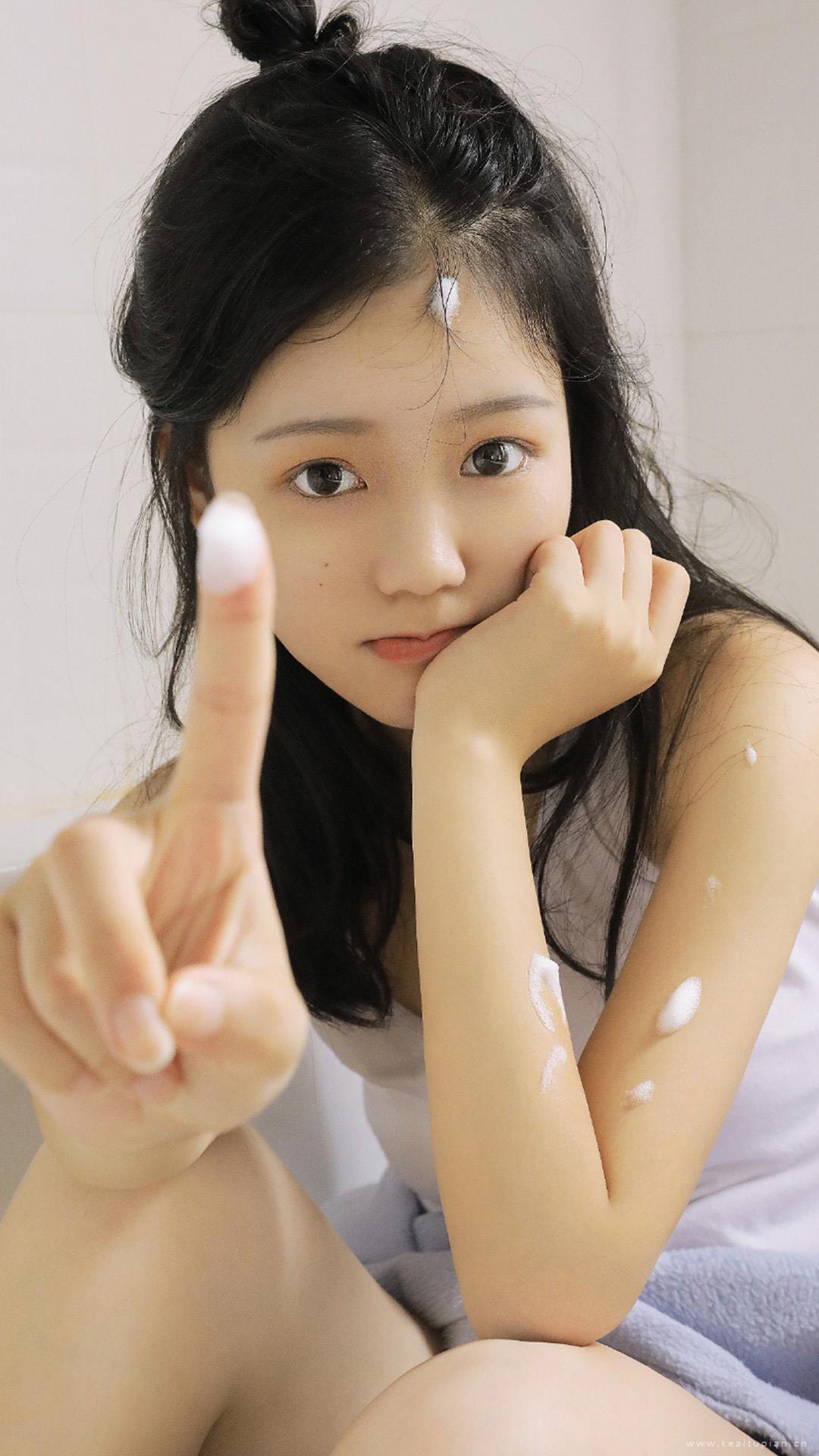 俏皮背心美女私房可爱写真图片