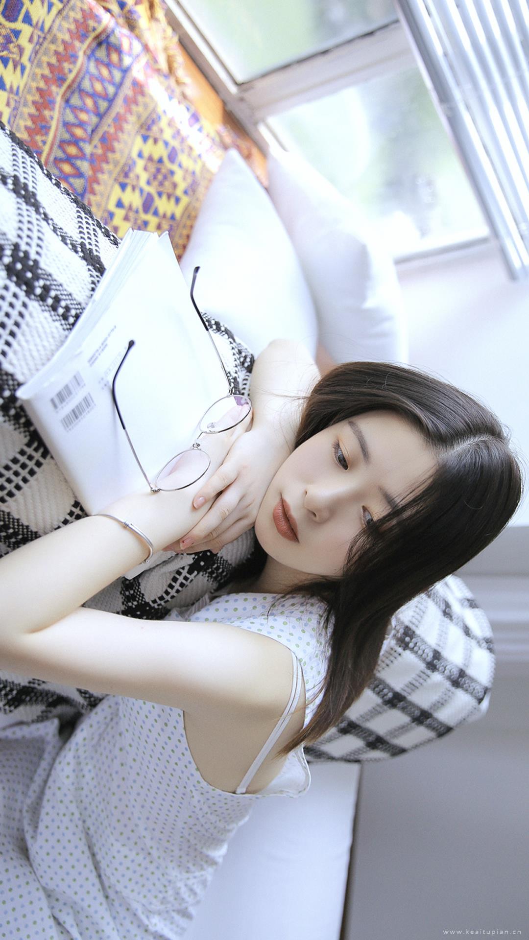 气质长发美女慵懒唯美写真图片