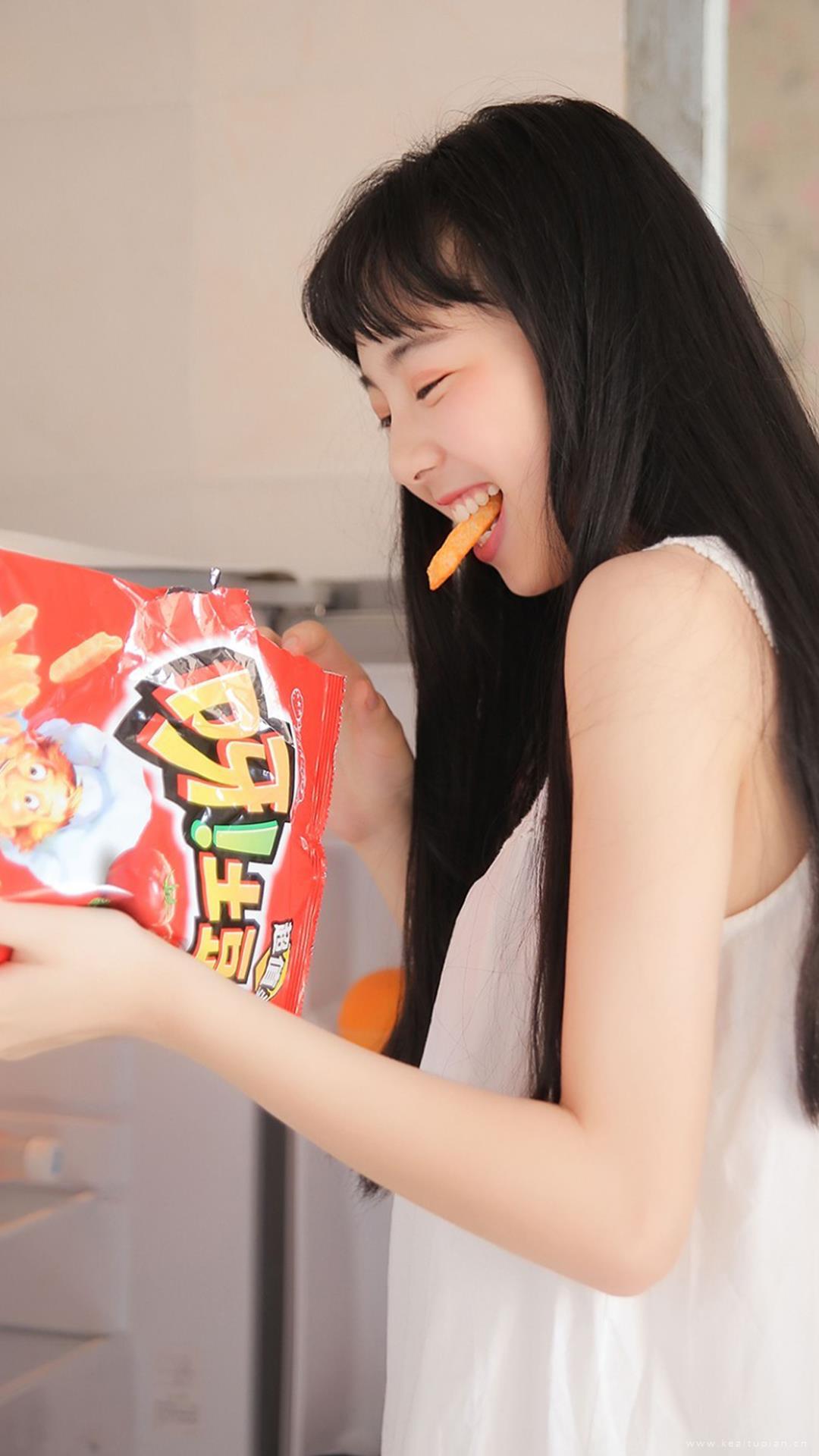 清纯美女厨房可爱小馋猫写真苹果图片