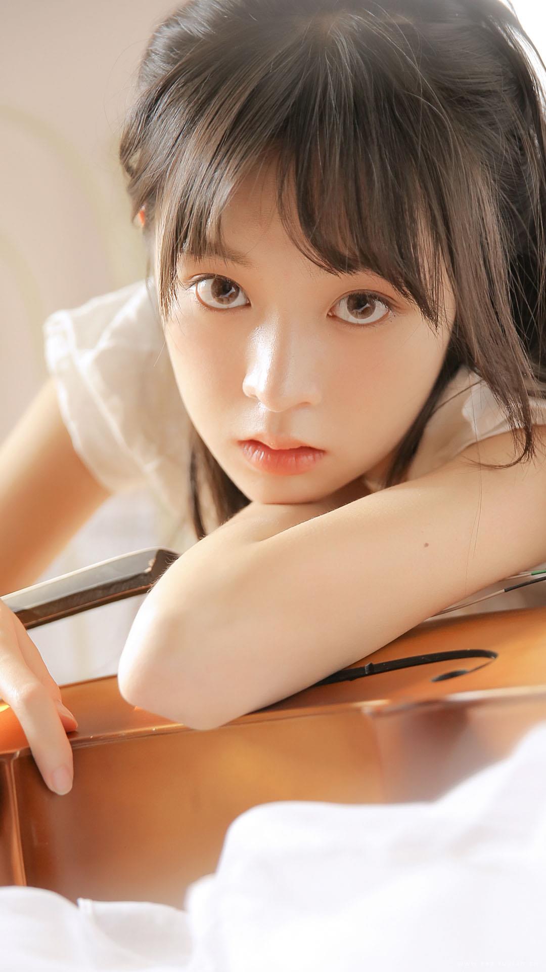 小提琴清纯美女写真苹果图片