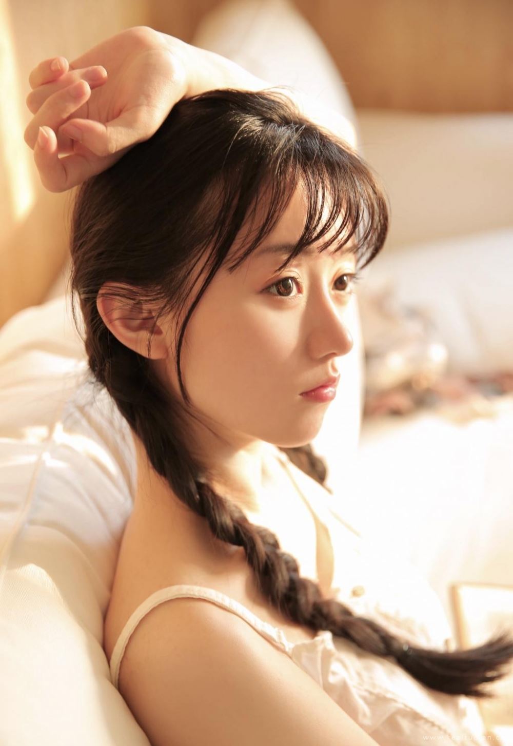 清纯少女麻花辫楚楚动人的大眼唯美写真图片
