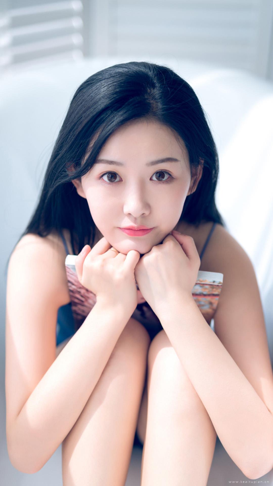 居家美女性感酥胸诱惑私房写真图片
