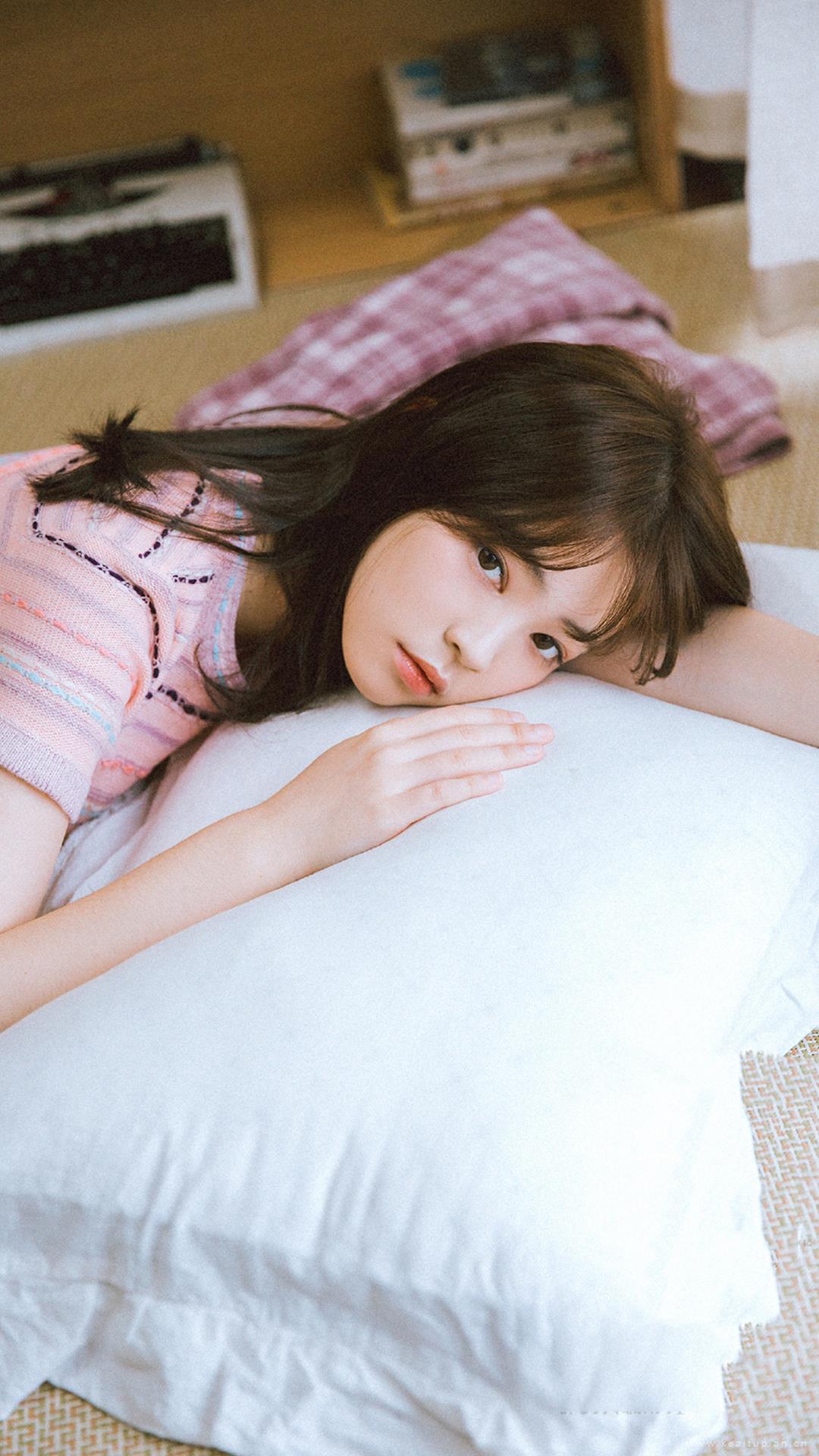小清新气质长腿美女卧室写真图片