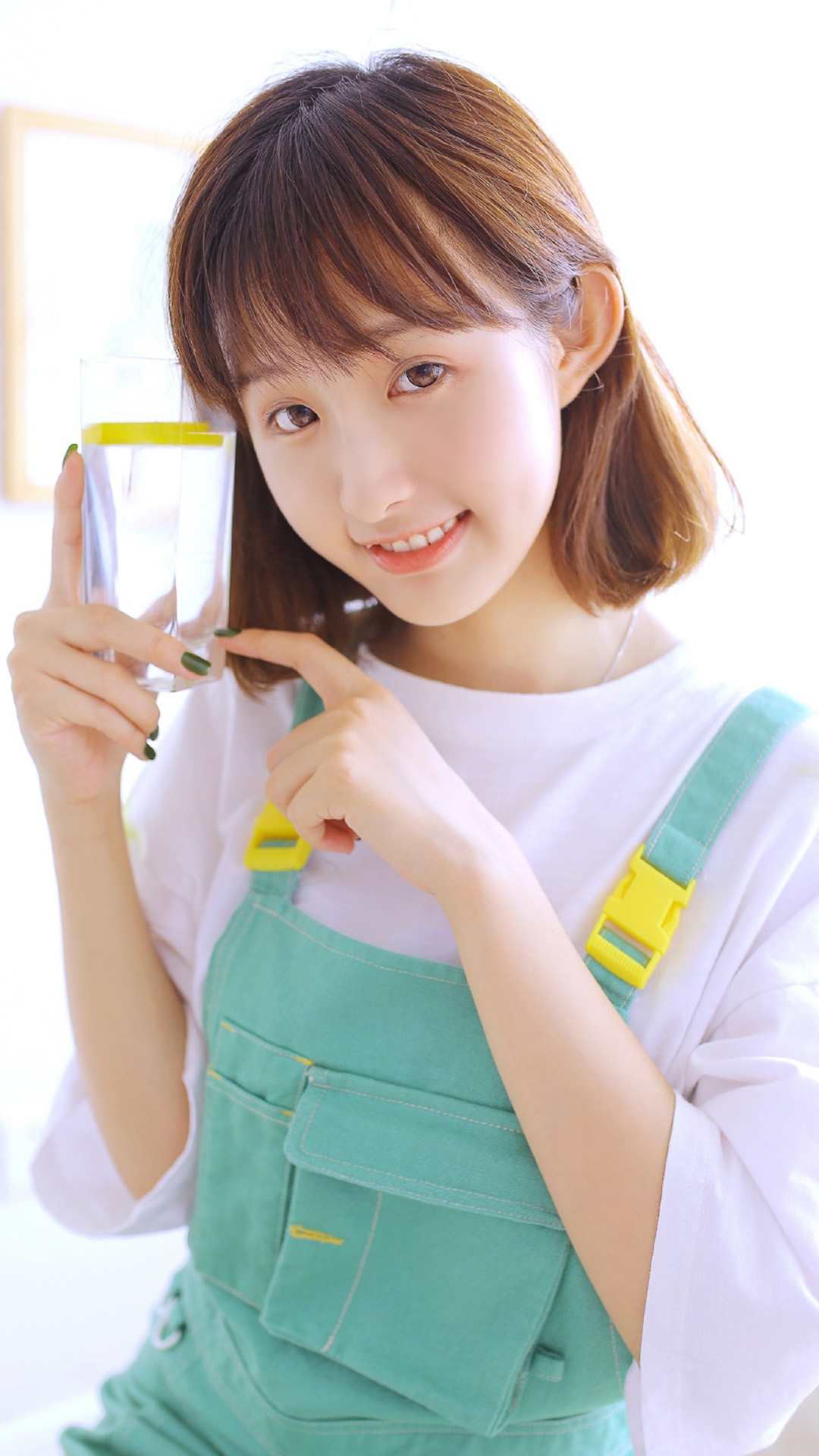 画室美女可爱俏皮写真高清图片