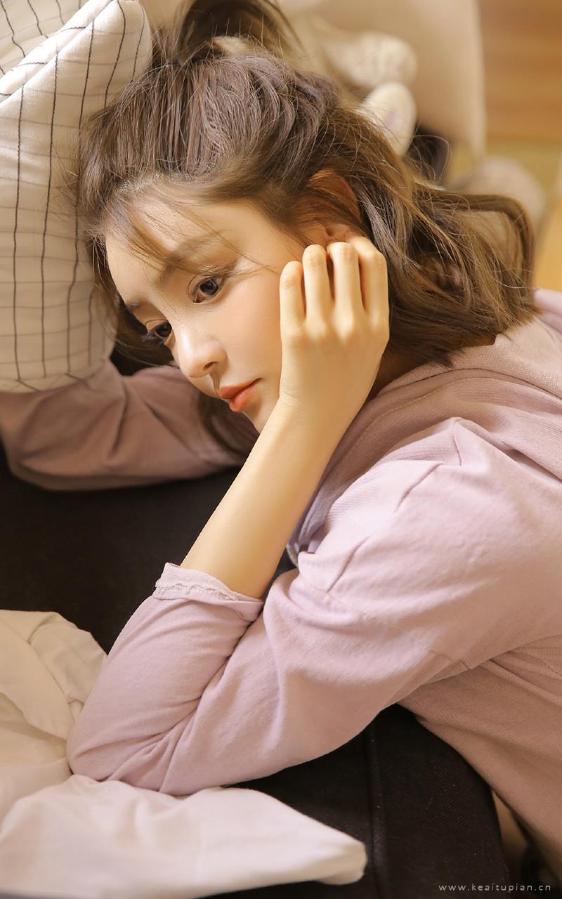 俏皮可爱美女慵懒写真高清图片