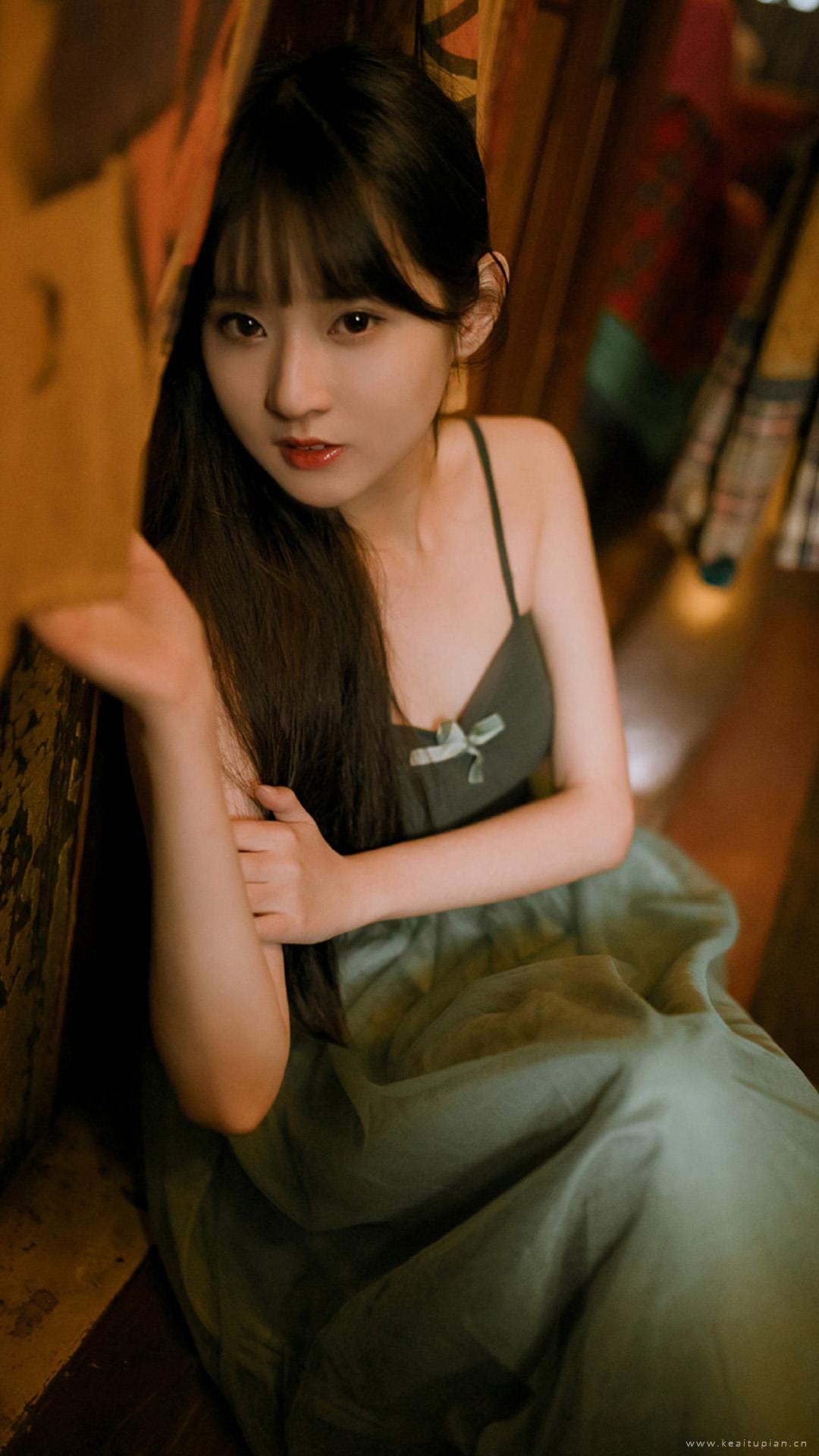 复古风性感美女吊带裙私房写真图片