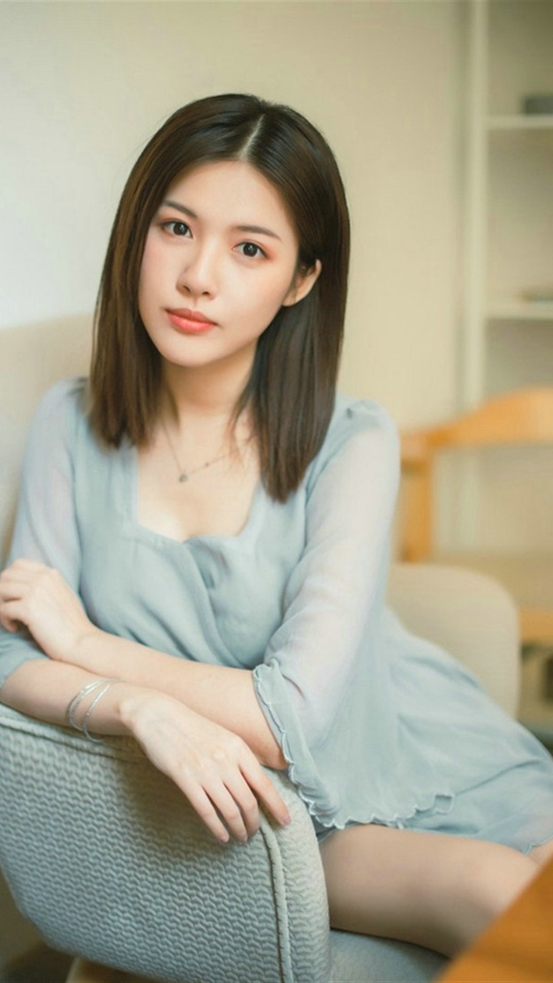 清新文艺美女室内写真图片