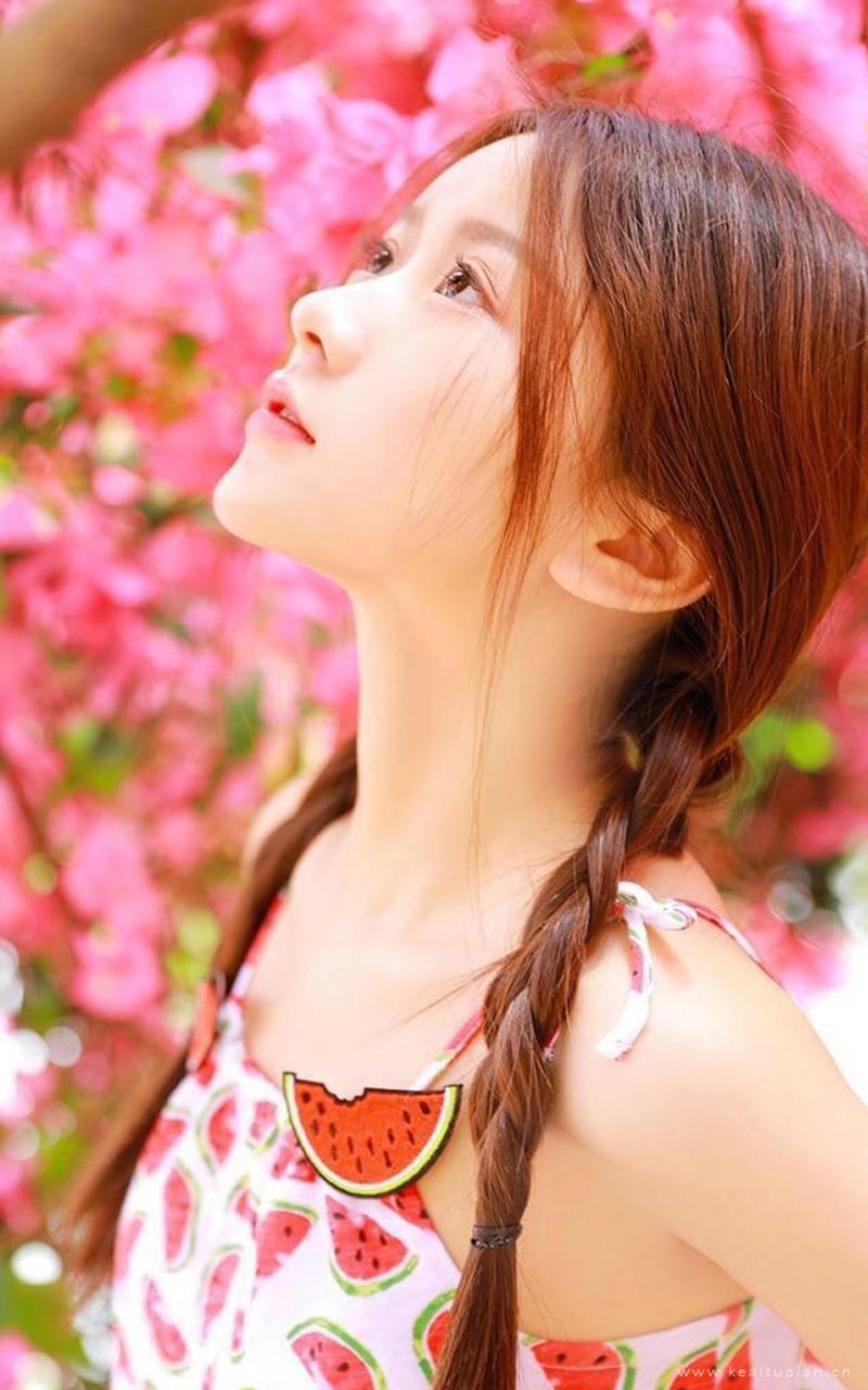 清纯大眼美女户外俏皮写真图片