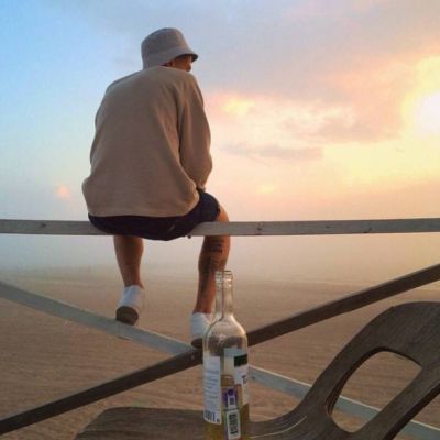 男生背影图片夕阳下伤感孤独