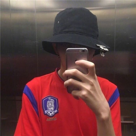 帅气有个性的男生聊天背景图