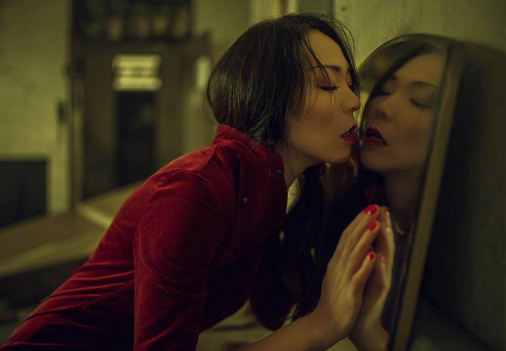 一个人心情难过的女生图片