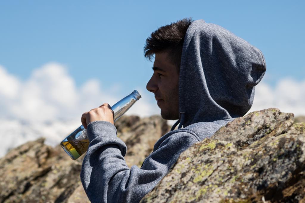 一个人独自喝酒的伤感心情高清壁纸图片