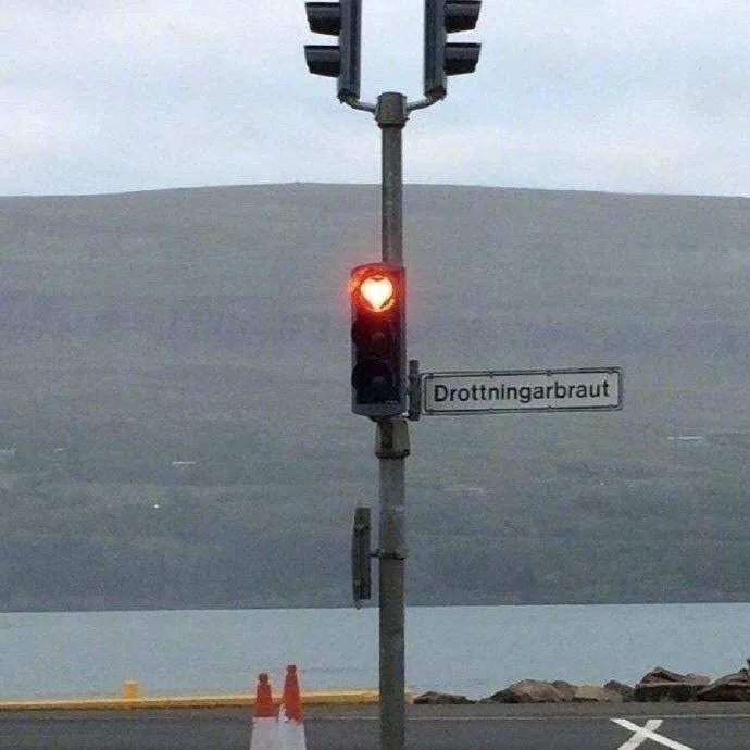 抖音上很火的潮图壁纸|微信封面红绿灯伤感背景图