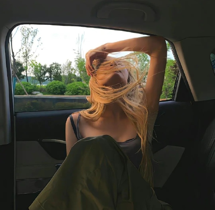 一组惊艳你的氛围感女生头像 氛围感美女头像背影