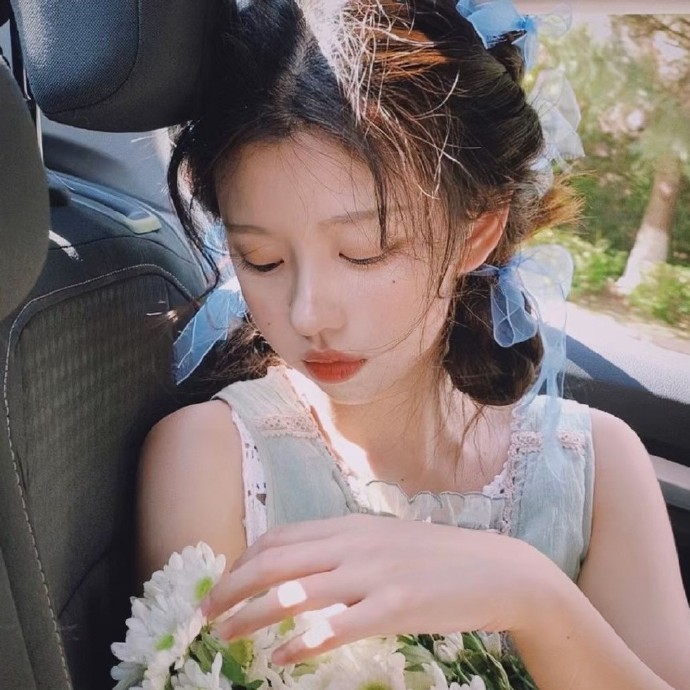 适合夏天的抱花女生头像真人高清唯美