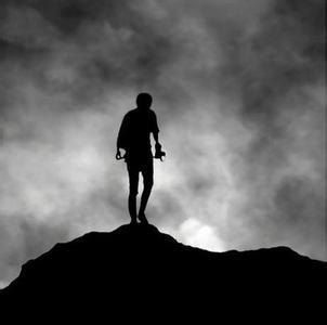 qq头像男生背影黑白 微信头像图片男生背影黑白