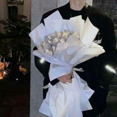 情侣头像一男一女捧花 一男一女手捧鲜花的情侣头像