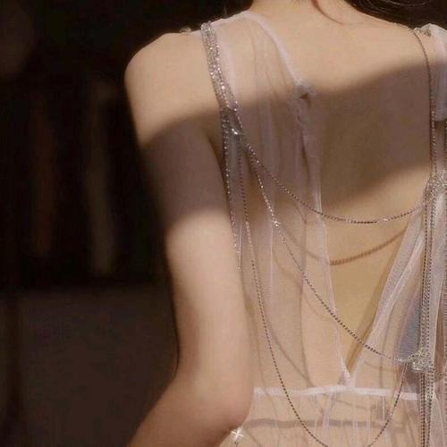 美女性感头像 性感头像图片女生背影锁骨