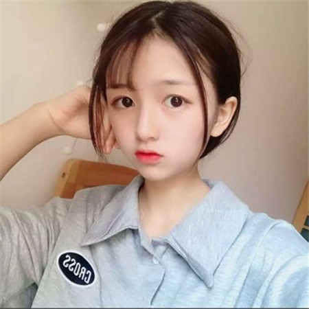 俏皮可爱的大眼睛女生自拍唯美微信朋友圈图片