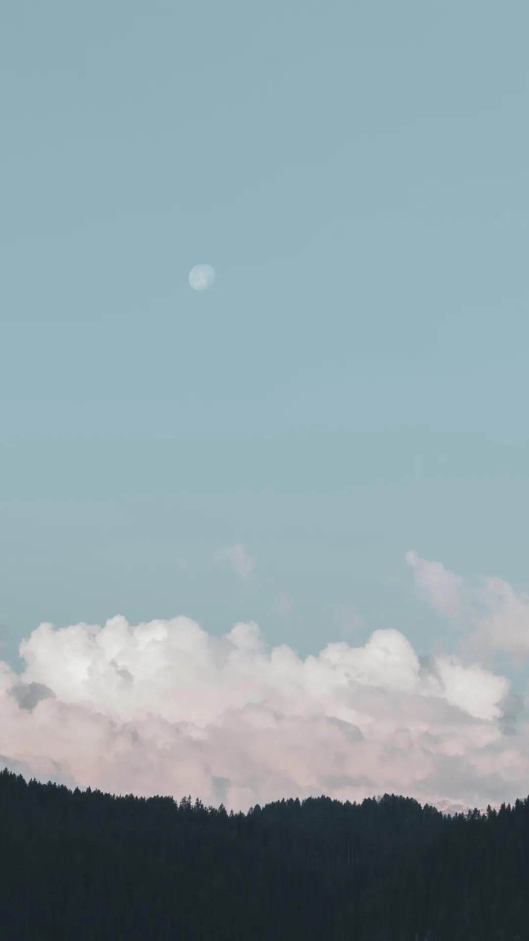 云雾缭绕的山峰唯美风景手机壁纸图片