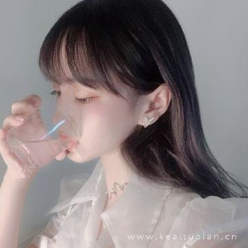 漂亮女生手拿杯子的头像，女生拿着杯子喝水的图片
