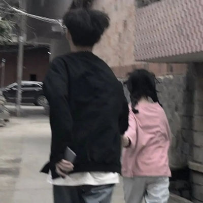 唯美情侣双人真实背影，情侣两人一对背影头像手牵手图片