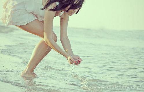 沙滩上玩耍的性感气质美女唯美壁纸图片