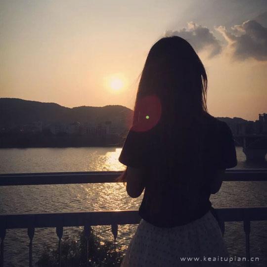 最新海边女生影子，女生背影或侧脸真实点的图片