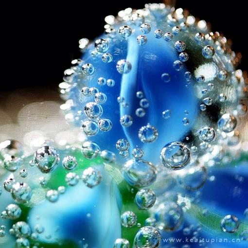 唯美悬而未落的漂亮水珠激起了一丝丝波澜图片