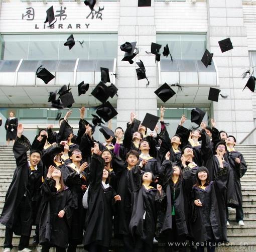 穿上学士服一起告别校园的点点滴滴图片