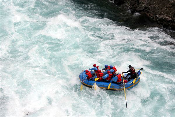 梦见过河被水冲走又没事
