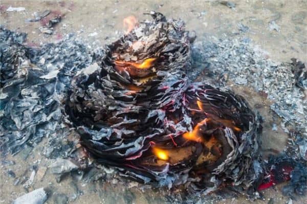 梦见给死人烧纸是什么意思