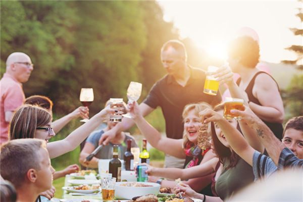 梦见做梦请人吃饭是什么意思