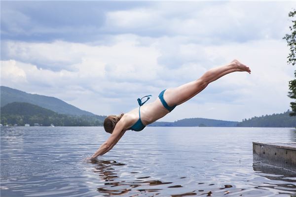 梦见跳水里是什么意思