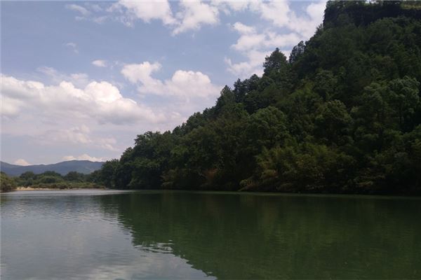 梦见女人青山绿水美景是什么意思