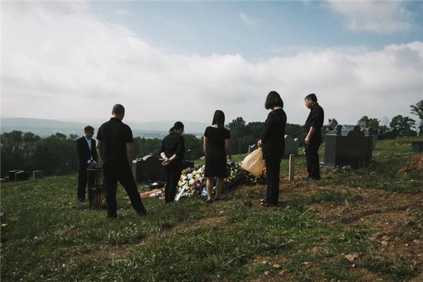 梦见女人土坟堆是什么意思