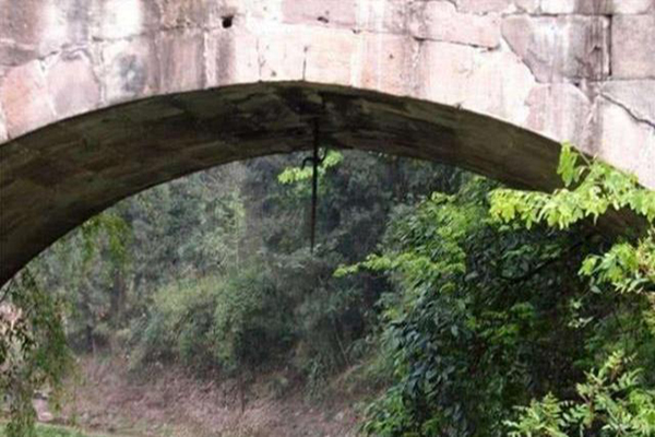 有座桥下悬挂着价值连城的古剑百年