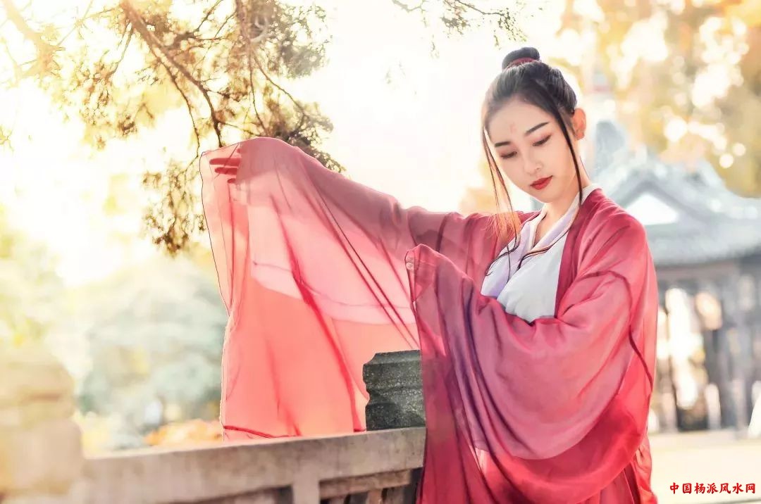 这四个时辰出生的人，一生桃花不停歇！