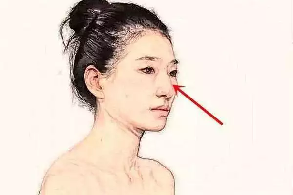 女人鼻梁低的面相特征和命运走向