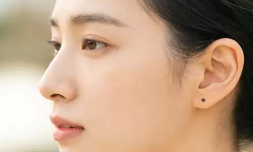 女人右侧耳朵下面有一颗痣好吗？寓意好坏一看便知