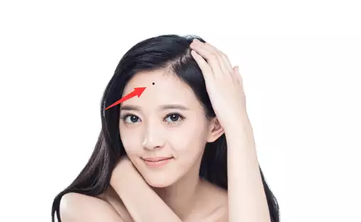 女人额头散家痣对家庭和个人命运的影响