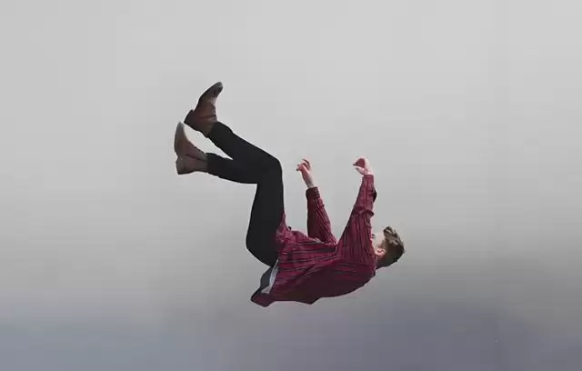 梦见高空坠落会怎样？是吉兆还是凶兆